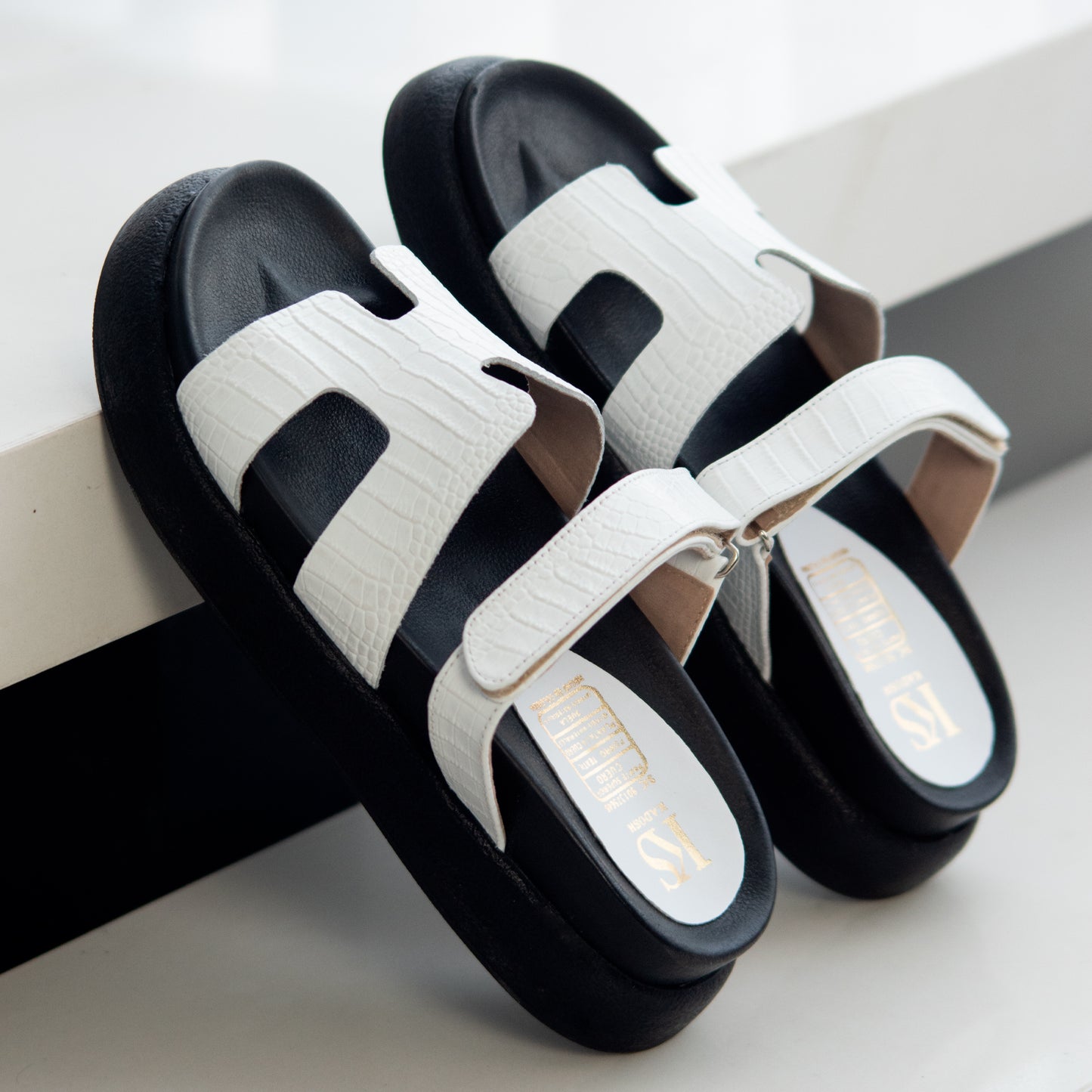 Últimas tallas - LIANA BLANCA GRABADO 100% CUERO