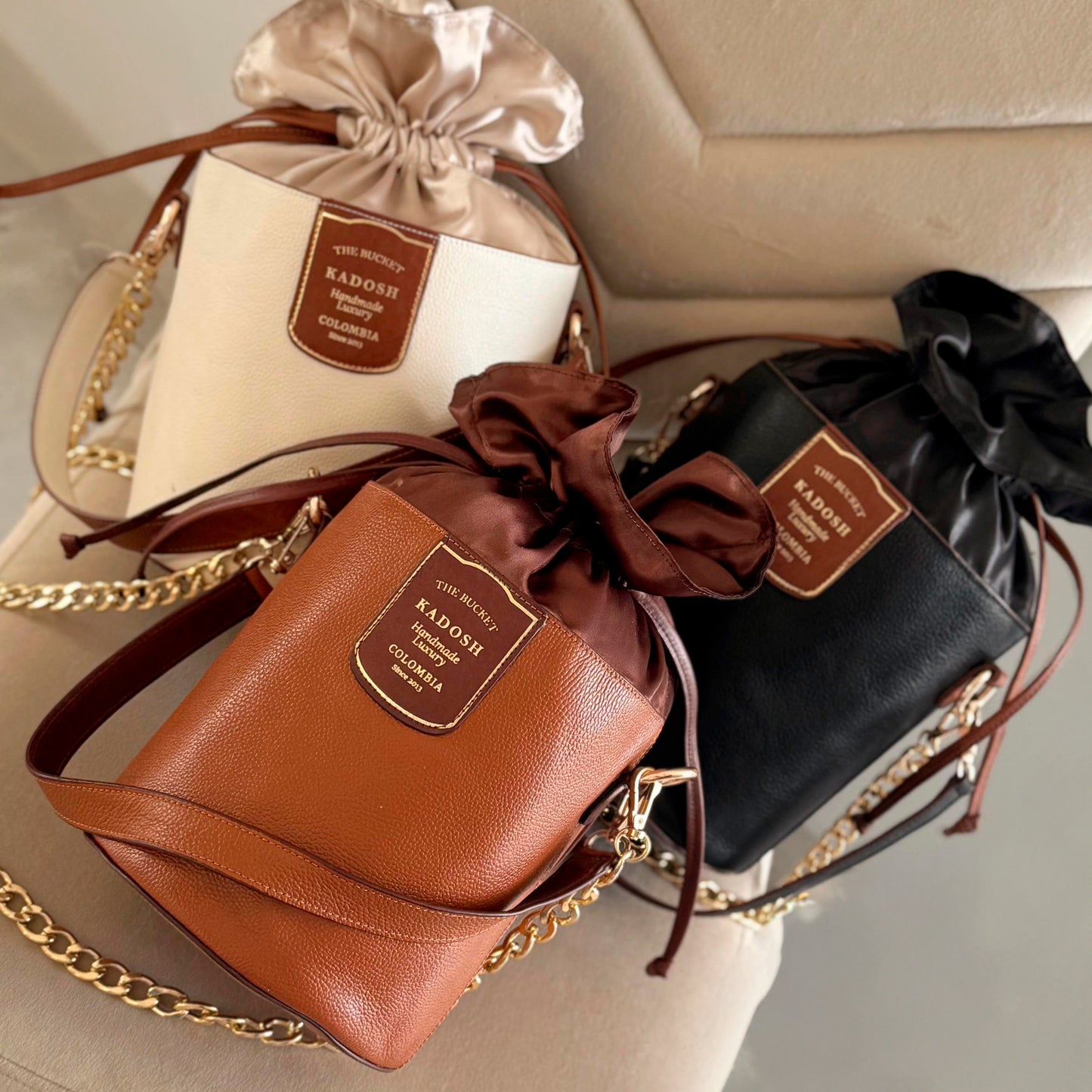 BOLSO BUCKET OSADIA CREMA 100% CUERO