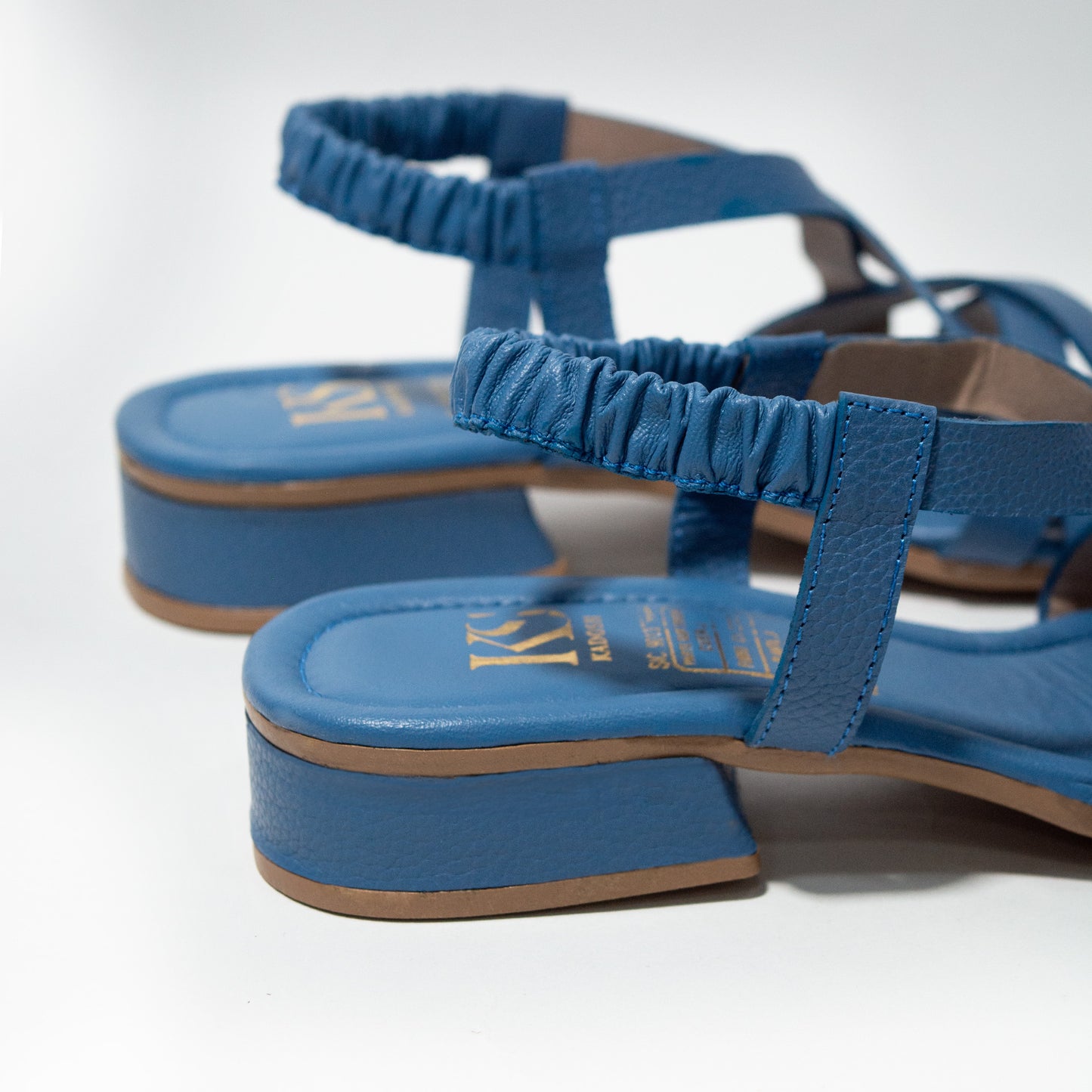 Últimas tallas - SANDALIA MAGNOLIA 100% CUERO CELESTE