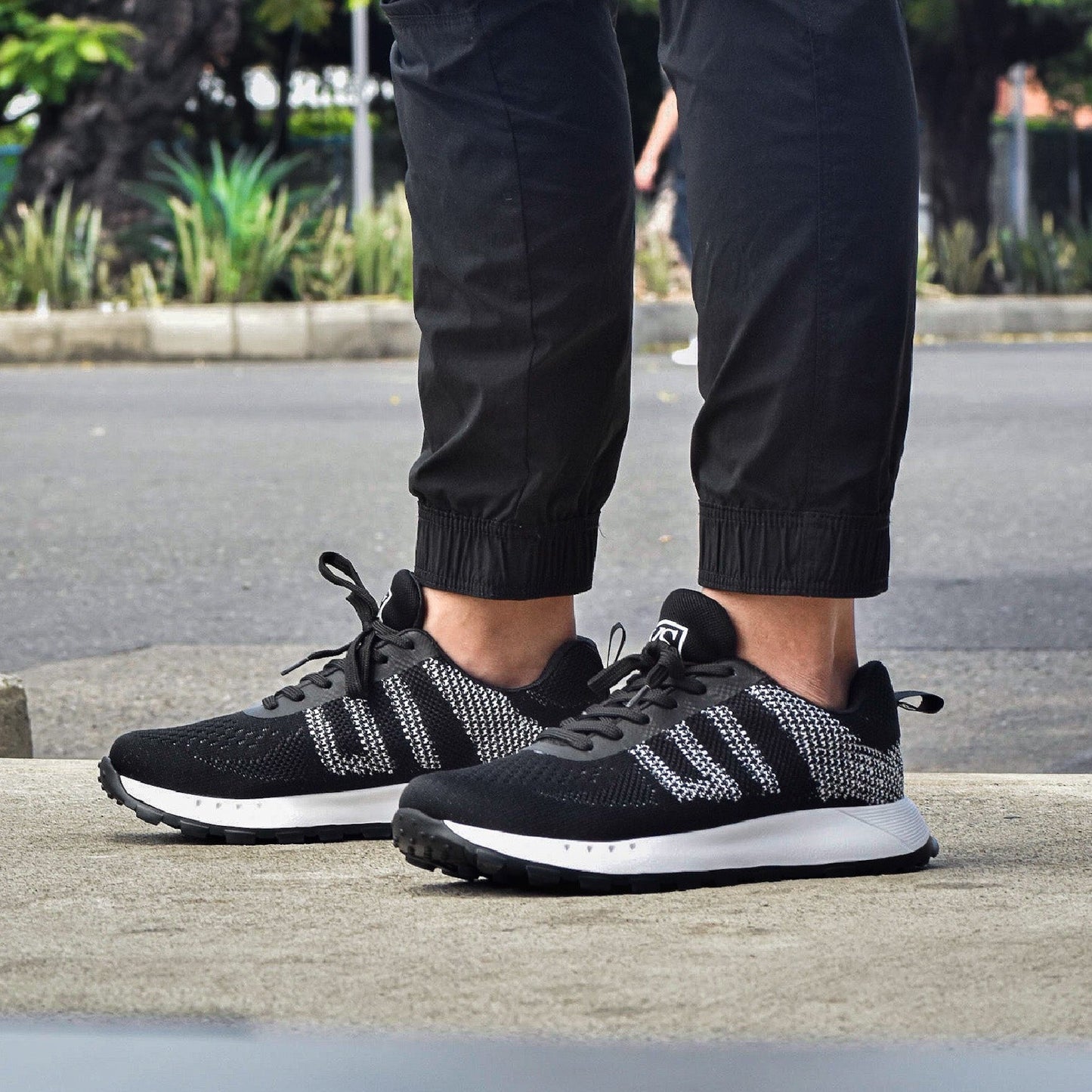 Últimas tallas - TENIS HOMBRE SUECIA NEGRO X BLANCO