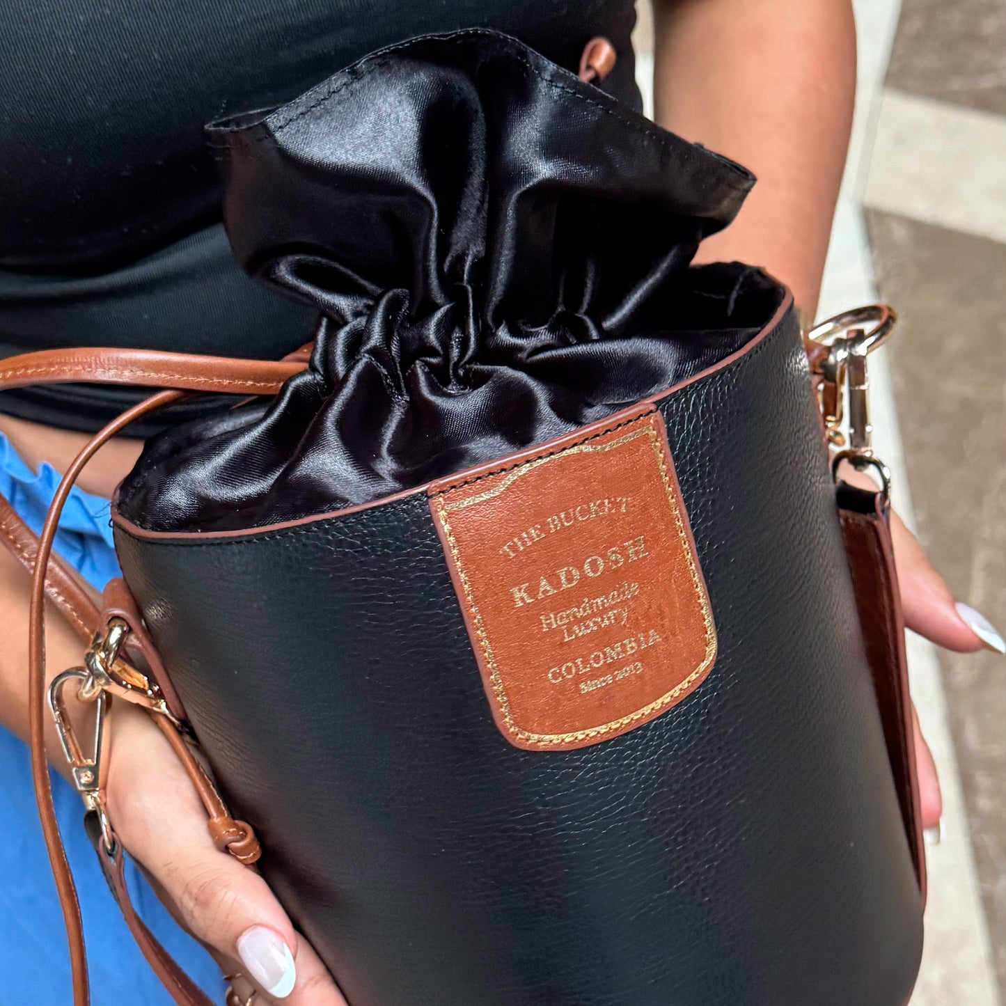 BOLSO BUCKET OSADIA NEGRO 100% CUERO