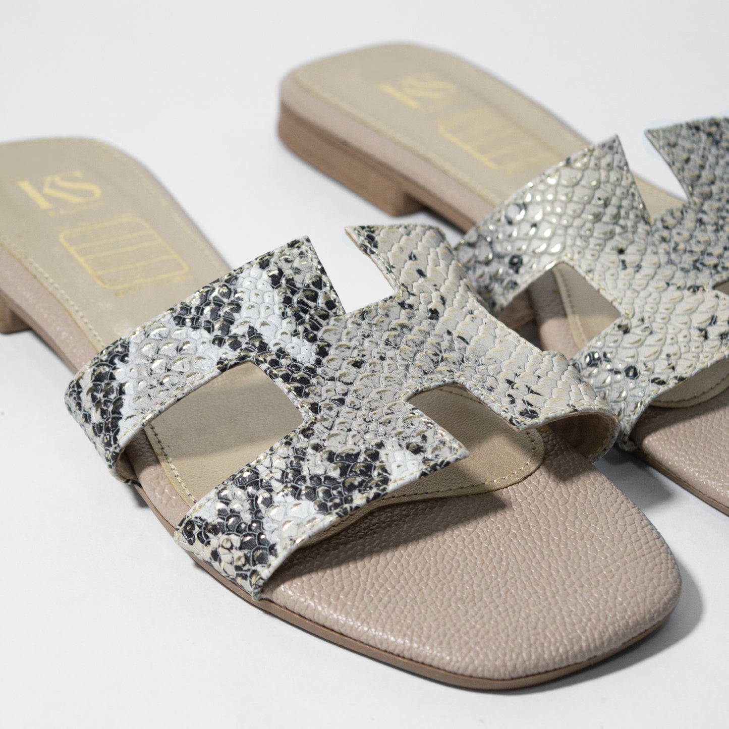 Últimas tallas - SANDALIA 100% CUERO PRINT TAUPE