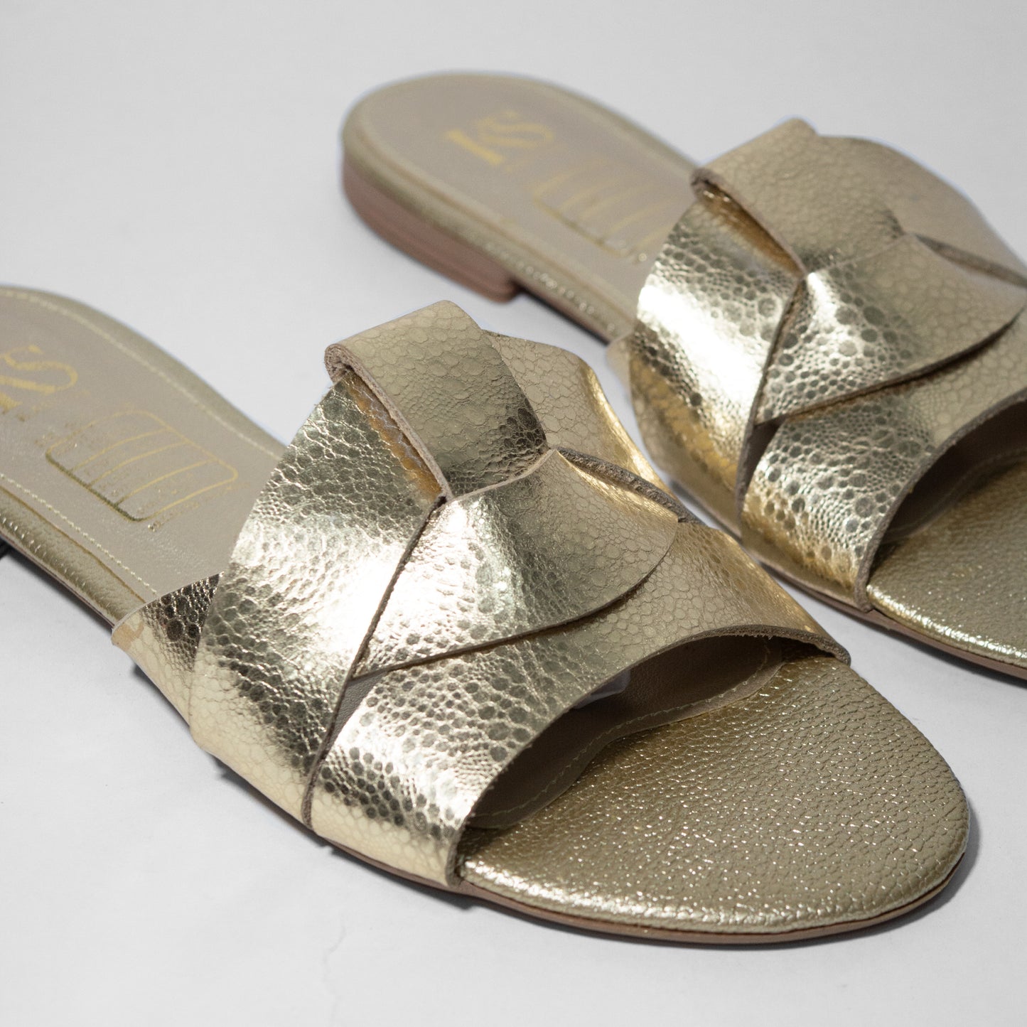 Últimas tallas - SANDALIA 100% CUERO FIORELA GOLD