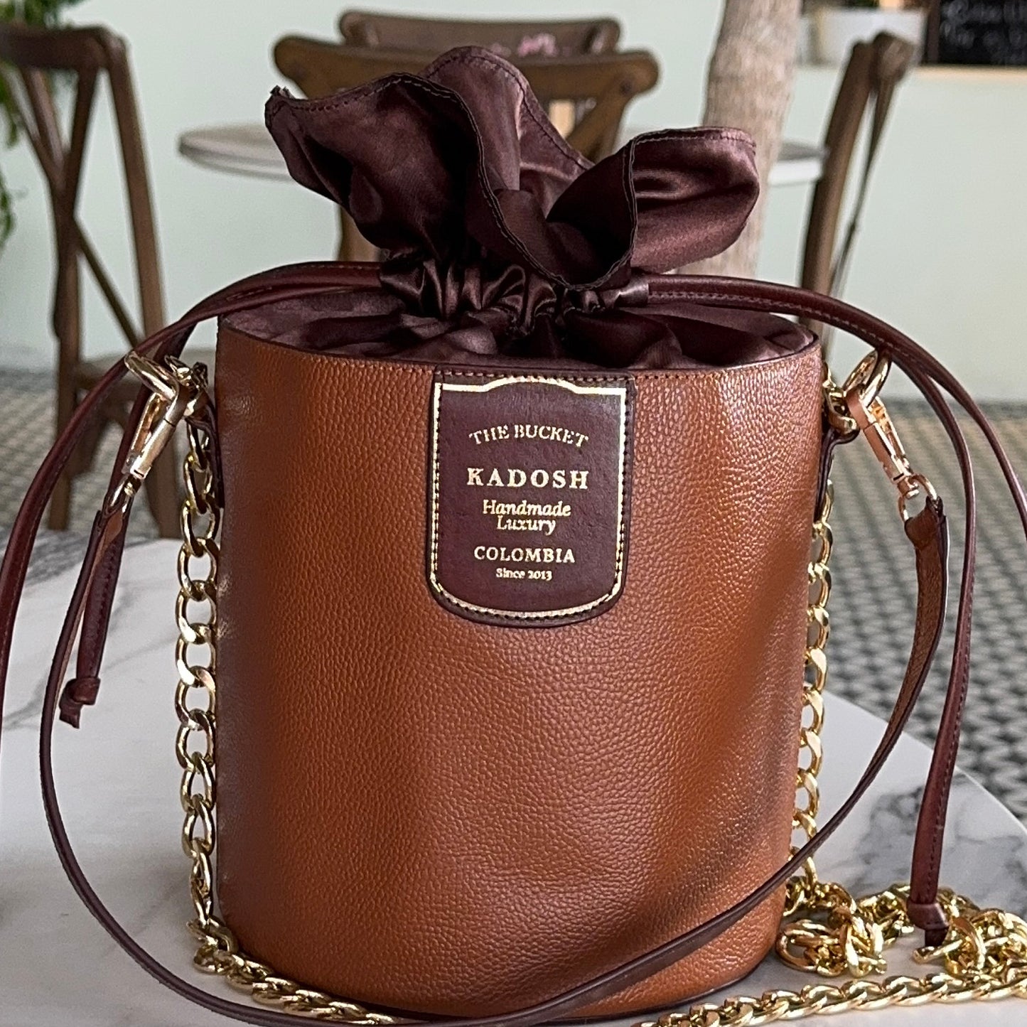 BOLSO BUCKET OSADIA CAFÉ 100% CUERO