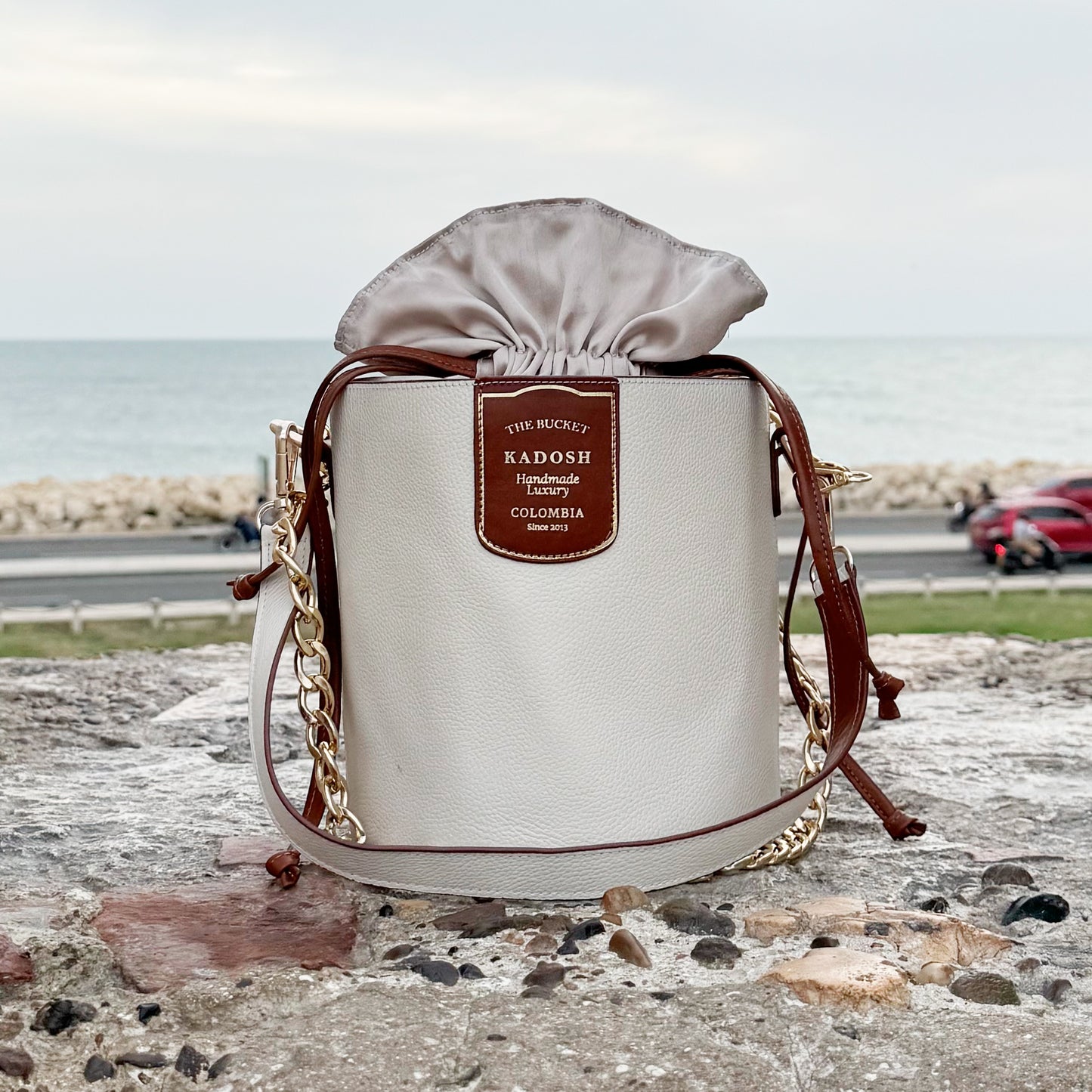 BOLSO BUCKET OSADIA CREMA 100% CUERO