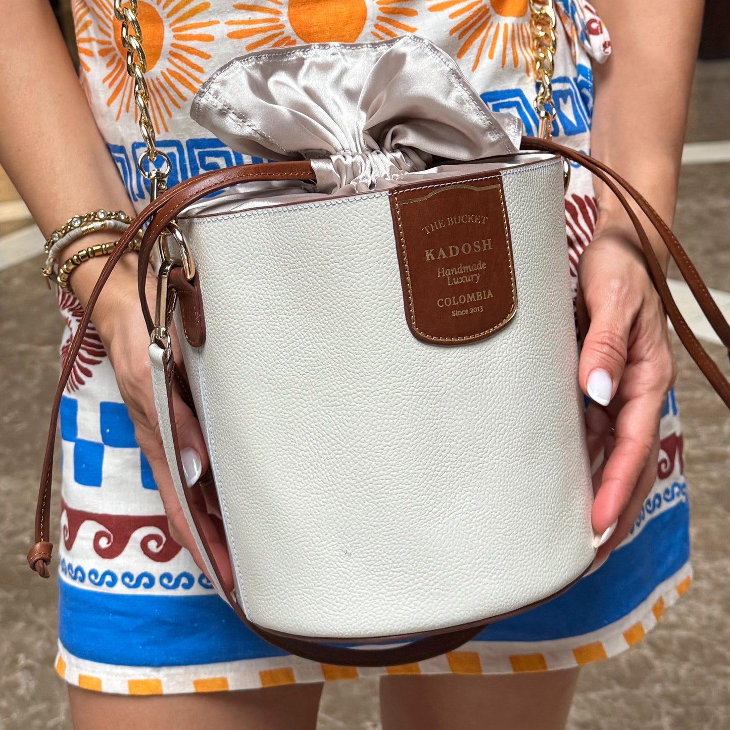 BOLSO BUCKET OSADIA CREMA 100% CUERO