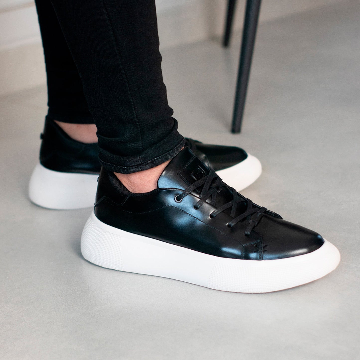 TENIS HOMBRE CUERO KONG NEGRO