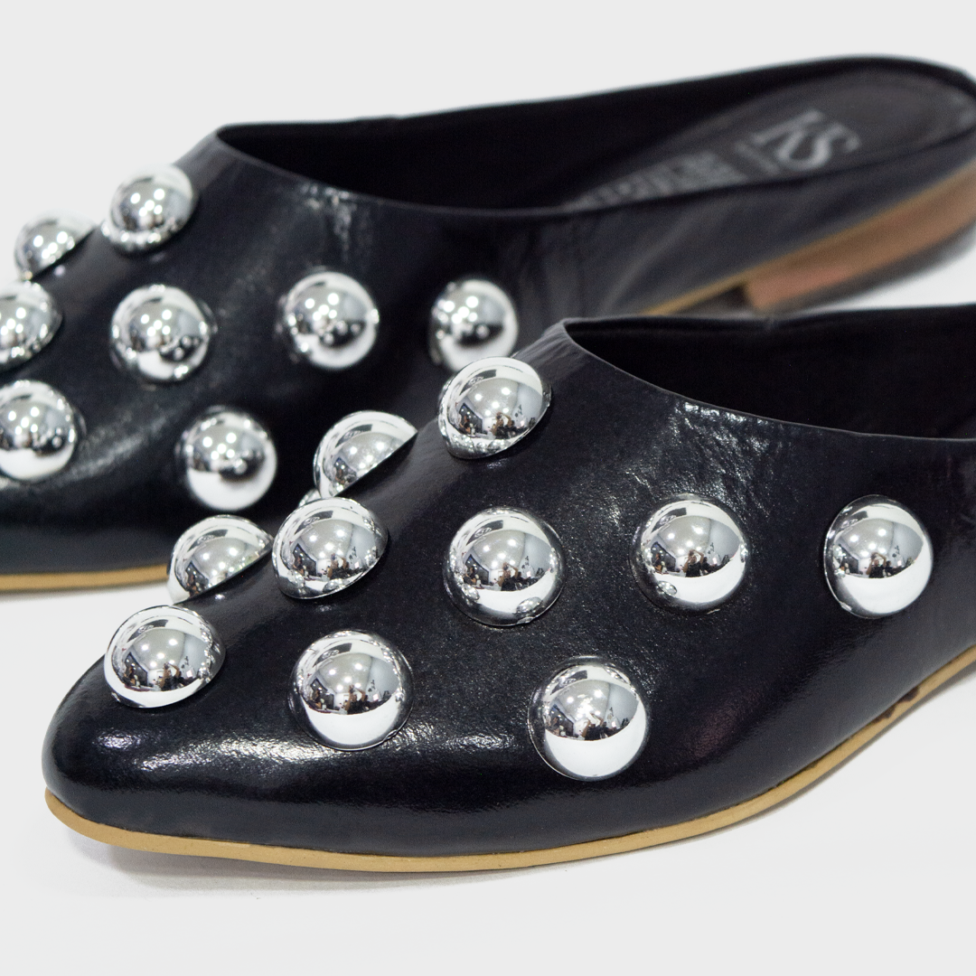 ZUECO DANESSA NEGRA PERLAS 100% CUERO