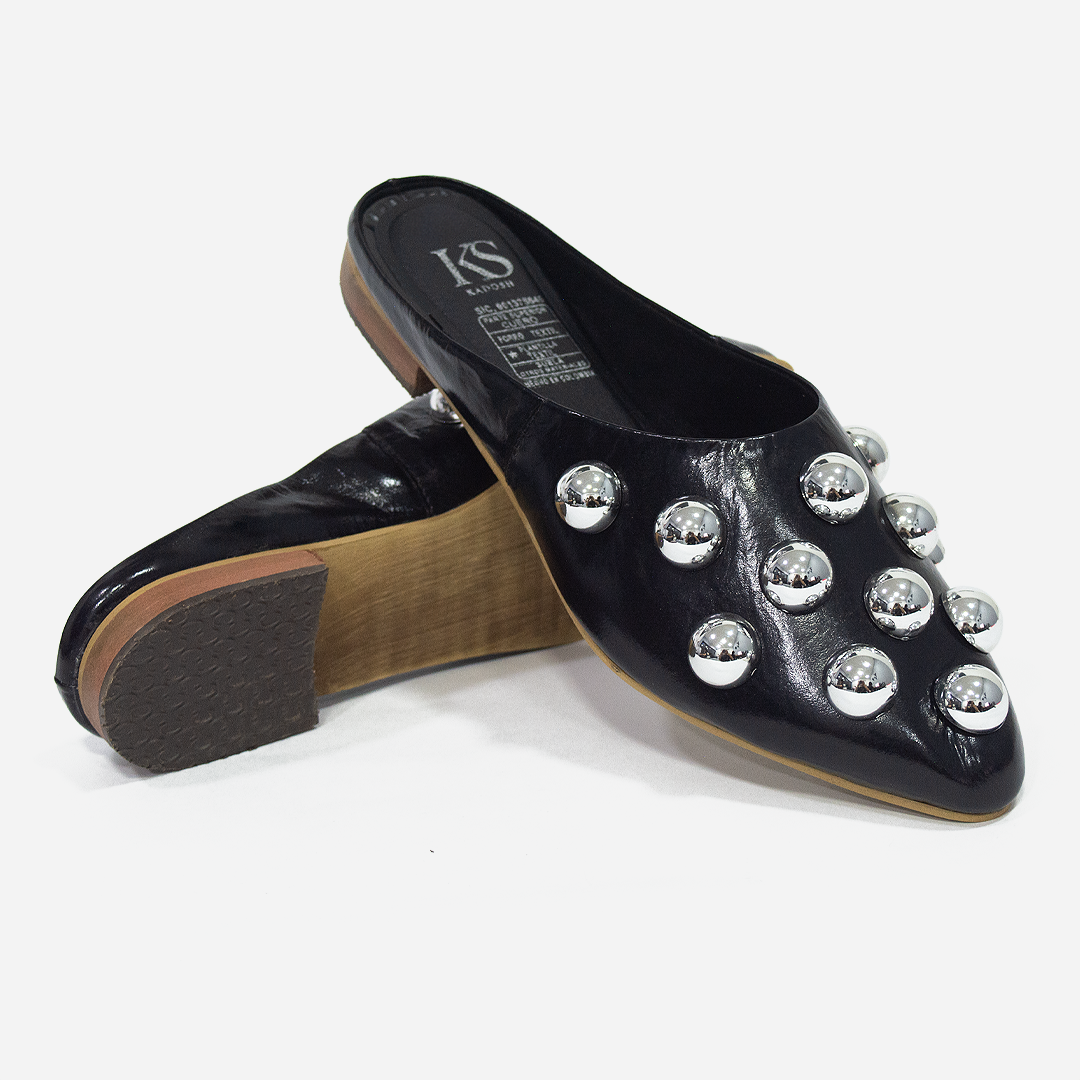 ZUECO DANESSA NEGRA PERLAS 100% CUERO