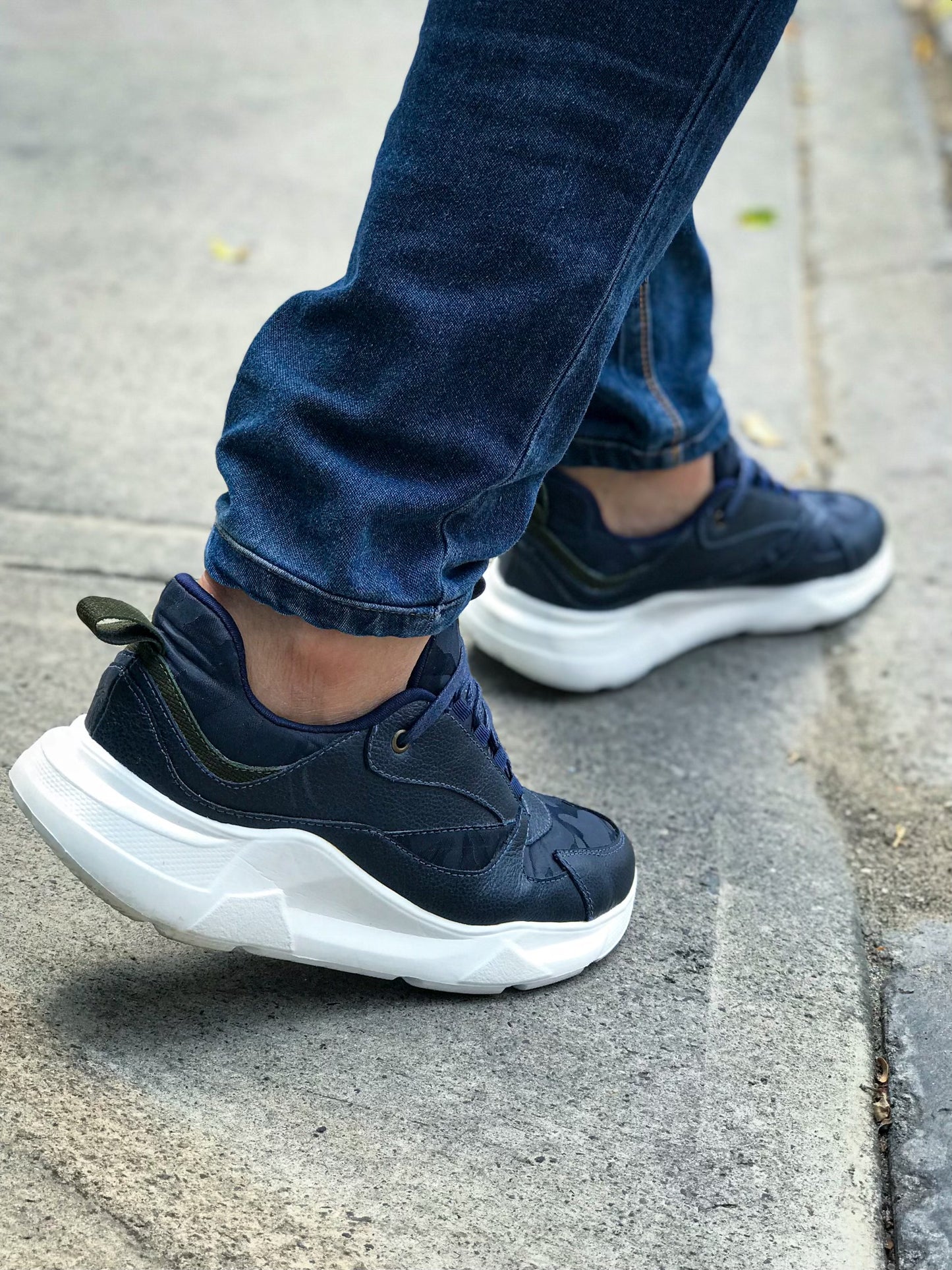 Últimas tallas-TENIS HOMBRE K38 AZUL CUERO